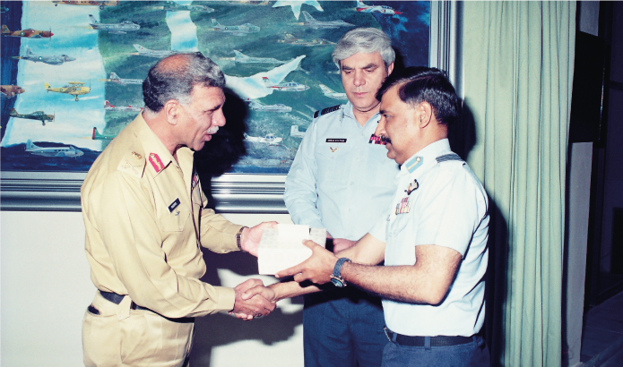Air Chief Marshal Abbas Khattak presents a painting to the NDC