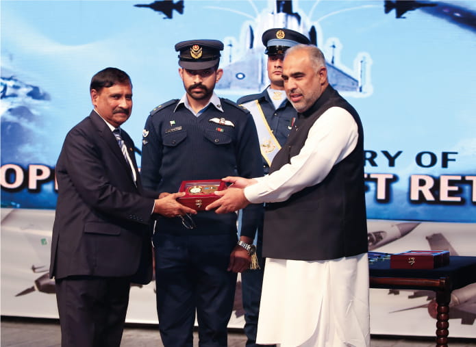 Award to artist Hussaini by Speaker of National Assembly