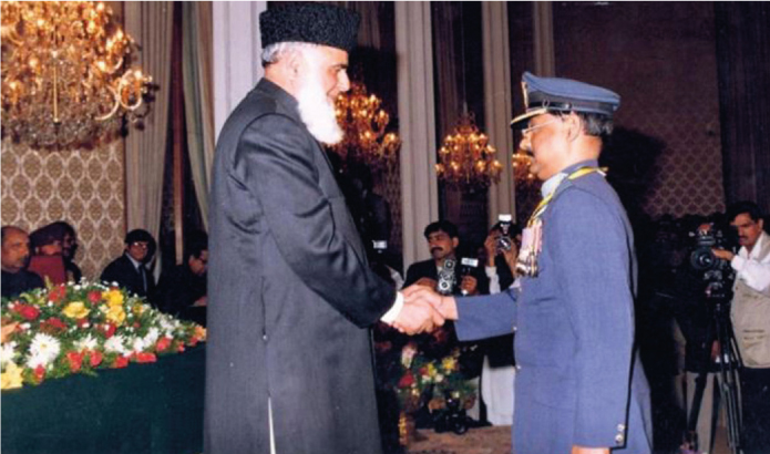 President of Pakistan Rafiq Tarar awarding Gold Medal