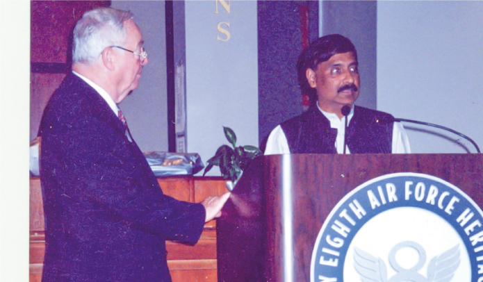 The artist briefs the participating audience including aviation artists